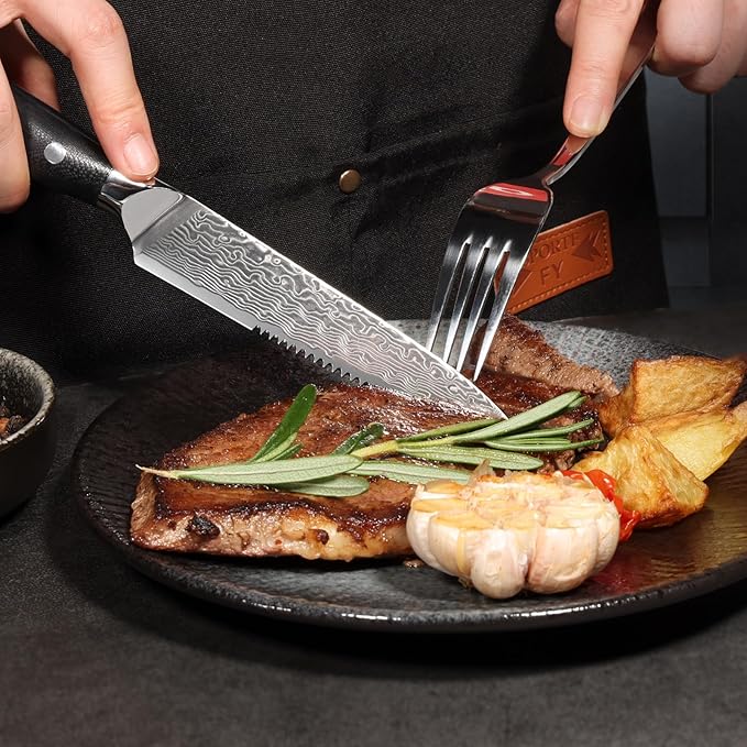 Steak Knives Set of 4,5 Inch VG10 Japanese Steak Knives, Damascus Pattern Half-serrated Meat Knife with Full Tang Handle,Razor-Sharp Durable Dinner Knives with Gift Box